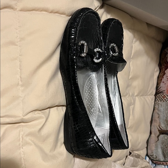 White Mountain Textured Black Loafers - Picture 5 of 6